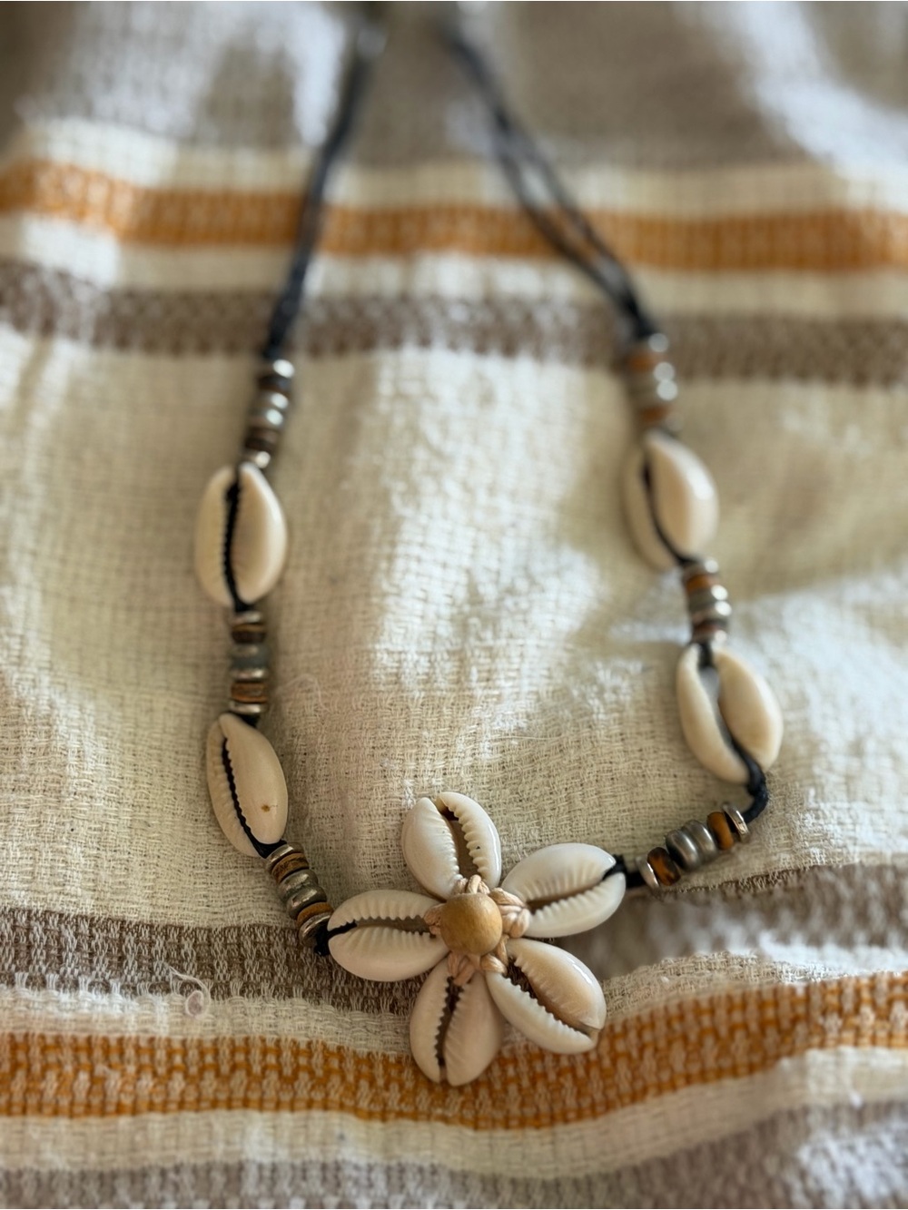 Panama Jack Shell Flower Necklace - White & Tan